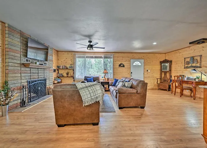 Casa vacanze Peaceful Strawberry Cabin: Fire Pit & Hot Tub