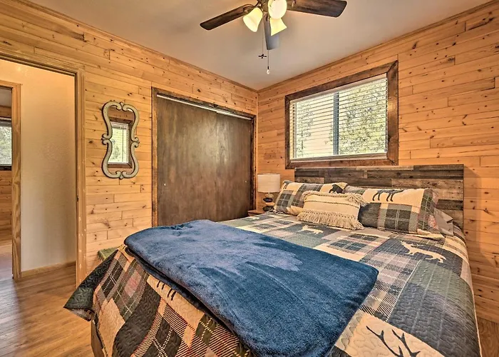 Casa vacanze Peaceful Strawberry Cabin: Fire Pit & Hot Tub Pine