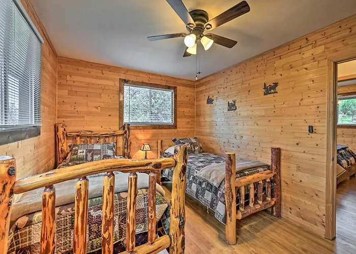 Casa vacanze Peaceful Strawberry Cabin: Fire Pit & Hot Tub