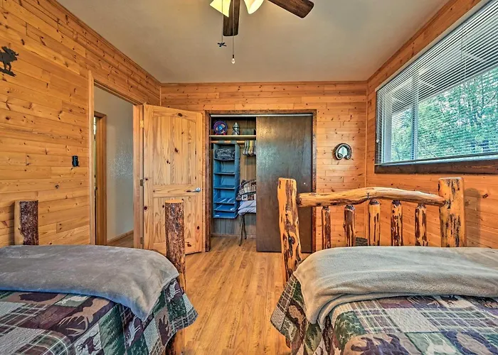 Peaceful Strawberry Cabin: Fire Pit & Hot Tub Pine