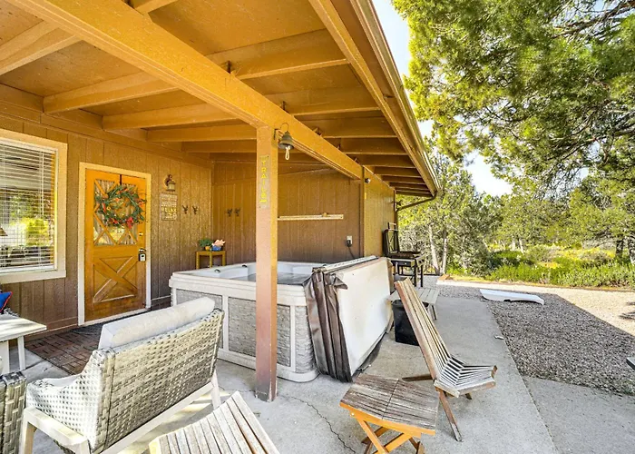 Peaceful Strawberry Cabin: Fire Pit & Hot Tub Casa vacanze