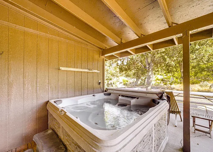 Casa vacanze Peaceful Strawberry Cabin: Fire Pit & Hot Tub