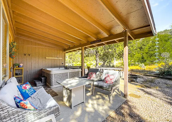 Peaceful Strawberry Cabin: Fire Pit & Hot Tub Casa vacanze *