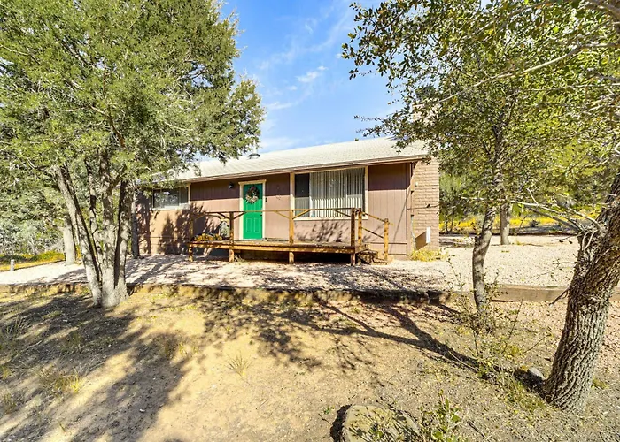 Peaceful Strawberry Cabin: Fire Pit & Hot Tub * Pine