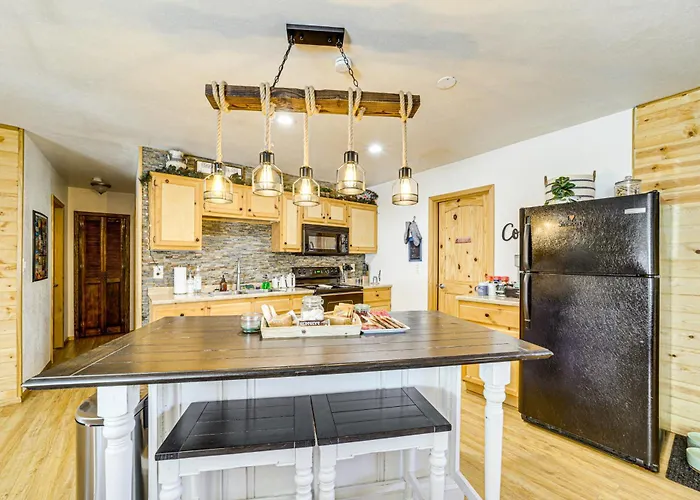Casa vacanze Peaceful Strawberry Cabin: Fire Pit & Hot Tub Pine