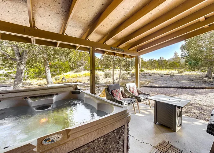 Peaceful Strawberry Cabin: Fire Pit & Hot Tub * Pine