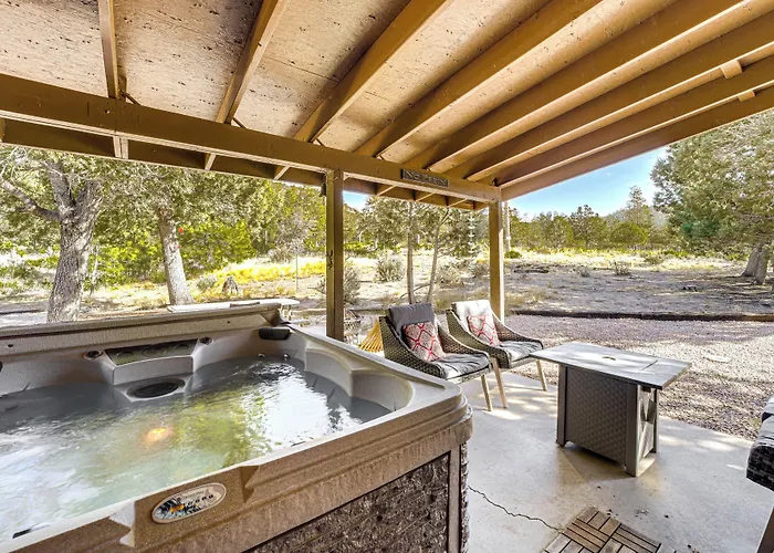 Dom wakacyjny Peaceful Strawberry Cabin: Fire Pit & Hot Tub *
